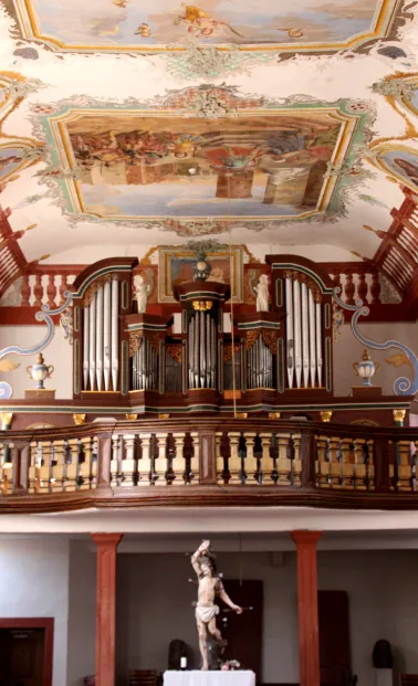 Die Wehr-Orgel von 1757 auf der Empore der Klosterkirche, darüber barocke Deckenmalerei